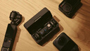 大疆（DJI）Mic Mini 迷你無(wú)線(xiàn)降噪領(lǐng)夾麥克風(fēng) 戶(hù)外采訪(fǎng)直播vlog手機相機高品音質(zhì)紐扣式收音麥 Mic Mini 一拖二（兩發(fā)一收，含充電盒） 官方標配（不含 Lightning 連接頭） 曬單實(shí)拍圖