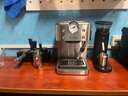 德龍（Delonghi）咖啡機 意式半自動(dòng)家用15Bar泵壓專(zhuān)業(yè)壓力計 美式咖啡 快速加熱技術(shù) 可調式奶泡 金屬機身EM450.M 銀色 小巧機身 穩定壓力 定制杯量 自動(dòng)關(guān)機 曬單實(shí)拍圖