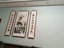 格麗圖三聯(lián)中堂畫(huà)客廳掛畫(huà)農村堂屋大氣山水國畫(huà)祠堂對聯(lián)裝飾字畫(huà)實(shí)木框 I-迎客松 100*50+100*25*2 默認深紅色實(shí)木框（其他框色聯(lián)系客服） 曬單實(shí)拍圖