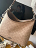 蔻馳（COACH）奧萊女士女包經(jīng)典標志LAUREL流浪包單肩包斜挎通勤麻將包 SV/沙黃色/灰褐色 曬單實(shí)拍圖