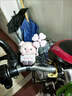 ?？▓D可愛(ài)風(fēng)車(chē)小豬電動(dòng)車(chē)配飾小黃鴨車(chē)載擺件自行摩托車(chē)頭盔裝飾品掛件 風(fēng)車(chē)莫生氣小豬(綁帶款) 曬單實(shí)拍圖