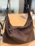 裘真【明星同款】植鞣牛皮羊皮雙耳hobo單肩斜挎大容量包包女 咖啡色-加大號(羊皮）預售8天 曬單實(shí)拍圖
