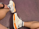 耐克頂級邁柔男子透氣輕便跑步鞋冬季新款專業(yè)NIKE VOMERO IQ4035 100帆白/黑/椰奶色/荷蘭橙 42.5 曬單實拍圖
