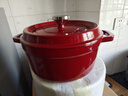 蘇泊爾琺瑯鍋家用煲湯鍋圓形鑄鐵鍋加厚燜煮鍋具燉湯鍋復合鍋底微壓鍋 中國紅【硅膠勺+隔熱手套】 24cm 曬單實(shí)拍圖