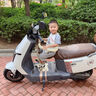 百幻電動(dòng)車(chē)兒童座椅可折疊前置電瓶摩托車(chē)坐椅電車(chē)通用安全寶寶嬰兒小孩坐凳 米白色【升級款】 捆綁式 3歲-6歲 曬單實(shí)拍圖