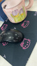 【辦公標配】鼠標墊少女心凱蒂貓桌墊Hello kitty小號筆記本辦公桌通用數碼鍵盤(pán)墊 凱蒂貓 黑色6只 260*210*2mm（無(wú)鎖邊） 曬單實(shí)拍圖