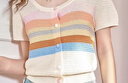 妖精的口袋彩虹條紋冰絲短袖針織衫女24夏新款多巴胺開(kāi)衫甜美上衣 繽紛米白彩條 M 曬單實(shí)拍圖