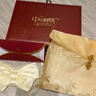 派賦蘇繡羊毛圍巾披肩禮盒裝女兩用冬送長(cháng)輩媽媽生日禮物高級伴手禮 羅蔓-米色盤(pán)扣款 （皮質(zhì)禮盒） 曬單實(shí)拍圖