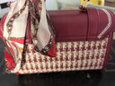 香微千鳥(niǎo)格斜挎包包女包紅色劍橋包時(shí)尚伴娘送訂婚結婚包新娘新婚禮物 紅色【禮袋禮盒裝+絲巾】 【新娘結婚包，喜慶婚慶禮物】 曬單實(shí)拍圖