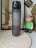 捷熠戶(hù)外運動(dòng)水杯男士大容量杯子男生高級感學(xué)生水瓶水壺塑料杯不透明 磨砂灰色 1050ml 曬單實(shí)拍圖