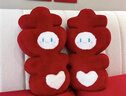 尼趣熊結婚壓床娃娃喜字抱枕婚房裝飾布置用品毛絨公仔婚慶用品結婚禮物 一對【兩只】表情相同款50*28cm 曬單實(shí)拍圖