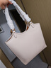 蔻馳（COACH）經(jīng)典標志DAY 暗扣托特包單肩包大容量復古斜挎包早秋女包 B4/粉筆白色 曬單實(shí)拍圖