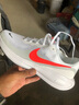 耐克男子透氣專(zhuān)業(yè)跑步鞋冬季公路緩震NIKE REVOLUTION 8 HJ9198 102白/亮深紅/白金色/黑 41 曬單實(shí)拍圖