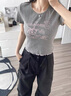 森馬（Semir）短袖T恤女短款設(shè)計感鏤空辣妹2025夏印花木耳邊上衣109325100046 曬單實拍圖