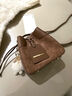 南風(fēng)Chio2nd栗子包水桶包包女款2025新款斜挎小包包通勤百搭單肩包 焦糖色【拍下送毛球掛件】 曬單實(shí)拍圖