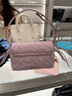 CHARLES&KEITH25秋新品仿麂皮編織單肩斜挎小方包CK2-80151564-1 Cotton Candy Pink棉花糖粉 S 曬單實拍圖