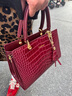 歌詩(shī)嫚（Geshiman）時(shí)尚百搭頭層牛皮2025新款鱷魚(yú)紋托特包女大容量單肩斜挎包婚包 酒紅色7302 曬單實(shí)拍圖