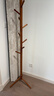 越茂實(shí)木衣架臥室落地衣帽架掛衣架簡(jiǎn)易家用立式單桿可移動(dòng)掛衣服架子 全實(shí)木三腳款-胡桃色 曬單實(shí)拍圖