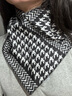 允娜秋冬季三角圍巾女男女通用三角巾保暖脖套百搭小方巾防寒圍脖男 黑白千鳥(niǎo)格（男女通用） 曬單實(shí)拍圖