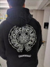 克羅心（chrome heart）高版本克羅心珍珠刺繡CH十字架梵文連帽寬松衛衣男女同款 重工刺繡圓珠+字架 黑色 S 建議65-85斤 曬單實(shí)拍圖