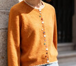 Basic House/百家好復古風(fēng)彩色紐扣圓領(lǐng)針織開(kāi)衫女溫柔秋冬毛衣 橘色 L 曬單實(shí)拍圖