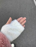 妙奕嘉毛絨保暖手套冬季女半指可觸屏加絨可愛(ài)露指手套學(xué)生針織高顏值 毛絨針織護手腕露趾手套【白色】 曬單實(shí)拍圖