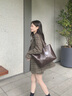伊梵絡(luò )（EAVALURE）秋冬質(zhì)感大包包女2025新款復古女神節單肩包學(xué)生上課通勤托特包 咖色+掛件 曬單實(shí)拍圖
