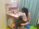 憶瞳兒童學(xué)習書(shū)桌椅套裝 可升降帶閱讀書(shū)架多功能課桌椅家用寫(xiě)字桌 精靈少女-環(huán)?？谷救龑哟髸?shū)架】 曬單實(shí)拍圖
