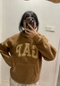 GAP男女裝刺繡字母logo仿羊羔絨連帽衛衣套頭衫609050 卡其色 M (170/92A) 亞洲尺碼 曬單實(shí)拍圖