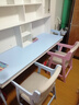 風(fēng)葉青青北歐實(shí)木書(shū)桌雙人桌家用臥室可升降中小學(xué)生學(xué)習桌書(shū)架儲物寫(xiě)字桌 實(shí)木單桌+09升降椅*2(藍白色) 180cm*60cm*75cm雙抽屜 曬單實(shí)拍圖