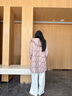 玖姿·安娜蔻休閑減齡連帽中長(cháng)款壓膠鵝絨羽絨服女2025冬季新款 粉紅 S 曬單實(shí)拍圖