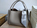 喵小姐輕奢高端品牌女士包包女包新款單肩斜挎包手提媽媽菜藍子水桶包女 大象灰+絲巾(通勤百搭休閑) 曬單實(shí)拍圖