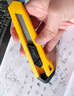 得力（deli）美工刀/裁紙刀/壁紙刀片開(kāi)箱刀小刀小號快遞刀美工刀架通用辦公用品家居手動(dòng)鎖定 顏色隨機 曬單實(shí)拍圖