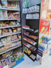貨架洞洞板展示架零食便利店超市多層落地靠墻置物架帶掛鉤承重強 支持顏色款式定制10件起 曬單實(shí)拍圖