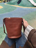 裘真抽繩水桶包女植鞣頭層牛皮包包復古通勤單肩斜跨休閑包 深棕色-中號 預售25天 曬單實(shí)拍圖