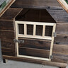 爪墅戶(hù)外狗屋防腐擋風(fēng)狗籠子戶(hù)外木制狗窩室外防雨保暖大型犬狗房子 【有門(mén)單窗款】木板升級加厚1.3cm L【適用可卡貴婦）-74*64*75 曬單實(shí)拍圖