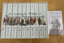 【包郵】莎士比亞全集（套裝共10冊 梁實(shí)秋耗時(shí)37年心血譯作?。╇S書(shū)附贈手賬本 金屬書(shū)簽 莎翁生平拉頁(yè) 莎式趣味金句貼紙 原文無(wú)刪減+大量注釋?zhuān)饺宋镪P(guān)系+細致解讀?莎士比亞?莎翁?梁實(shí)秋 中南傳媒 曬單實(shí)拍圖