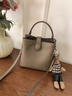 viney牛皮包包女包新款水桶包輕奢單肩手提包生日禮物高級感送女友老婆 【卡其】女生實(shí)用走心 高端品牌小眾通勤休閑 曬單實(shí)拍圖
