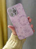 圣圖朗液態(tài)小羊皮草莓小熊適用iphone17promax蘋(píng)果15手機殼13新款14plus高級感女12全包16卡通男11保護套 液態(tài)小羊皮草莓小熊-草紫色  iPhone 16 pro max 曬單實(shí)拍圖
