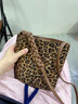 瑜尚臻品 豹紋水桶包包女2025秋冬新款小眾高級感單肩包復古絨面斜挎小包 豹紋 曬單實(shí)拍圖