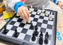 得力(deli) 磁石國際象棋學(xué)生桌游厚實(shí)便攜式折疊棋盤(pán)益智桌游 曬單實(shí)拍圖