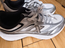 特步男鞋運動(dòng)跑步鞋復古減震耐磨透氣百搭跑步鞋子男經(jīng)典白/銀色  41 曬單實(shí)拍圖
