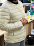 鴨鴨（YAYA）佟麗婭同款輕薄羽絨服女新款冬季短款圓領(lǐng)內膽修身時(shí)尚薄外套男 米白色【女款無(wú)領(lǐng)】 L 曬單實(shí)拍圖