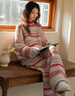 族瑪士半邊絨睡衣女秋冬季可外穿條紋珊瑚絨毛衣加厚保暖家居服套裝冬天 S83676#半邊絨套裝-慶紅繁花 M-【建議80-125斤/158-165CM】 曬單實(shí)拍圖