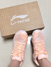 李寧（LI-NING）羽毛球鞋戰戟TD女款透氣緩震舒適回彈抓地穩定羽毛球訓練鞋運動(dòng)鞋 熒光橘粉/標準白-4 35.5 曬單實(shí)拍圖