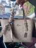 蔻馳（COACH）新款奧萊女士經(jīng)典標志MOLLIE 25號托特包單肩斜挎包 SV/沙黃色/灰褐色 曬單實(shí)拍圖