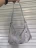 妙占蝴蝶托特包單雙肩女士手提包包女包大容量通勤旅行袋上課背書(shū)包 單雙肩蝴蝶通勤包【銀色無(wú)掛飾】 曬單實(shí)拍圖