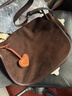 裘真植鞣磨砂皮信使馬鞍包女斜挎單肩慵懶感大容量通勤包秋冬新款 咖啡色-磨砂皮 曬單實(shí)拍圖