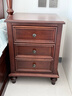 一具一家美式全實(shí)木床頭柜小美風(fēng)格核桃木原木三抽屜臥室床頭儲物柜子 9958床頭柜45×42×62CM 曬單實(shí)拍圖