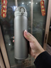 京東京造 保溫杯 純鈦彈蓋隨行【內(nèi)外純鈦】男女士水杯子 灰色 500ml 曬單實(shí)拍圖